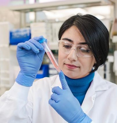 Cientista em laboratório Amgen