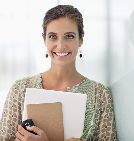 Senhora Sorridente com documento